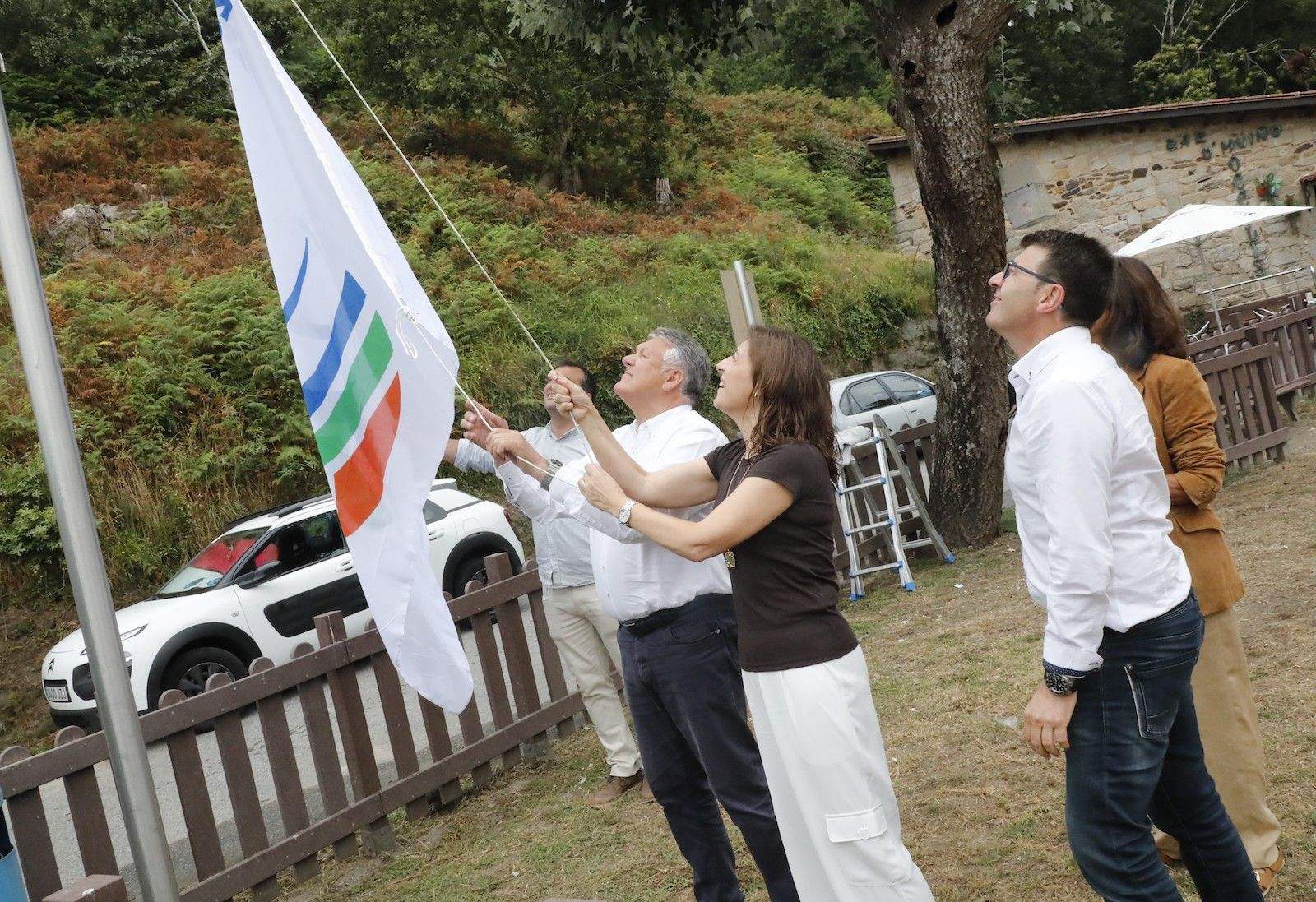 Izado de la bandera sendero azul en la Ruta dos Carballos de Aldariz