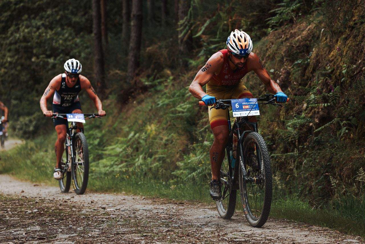 Kevin Viñuela, na carreira elite de tríatlon cros no Mundial Multisport de Pontevedra