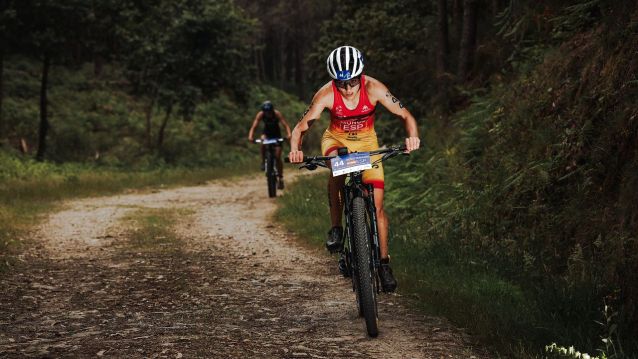 Marina Muñoz, na carreira elite de tríatlon cros no Mundial Multisport de Pontevedra