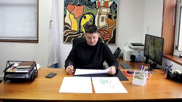 Manu Lourenzo revisa os planos do ecoparque empresarial de Soutomaior