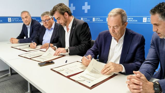 Telmo Martín, Diego Calvo e Raúl López asinan o acordo Telmo Martín, Diego Calvo e Raúl López asinan o acordo