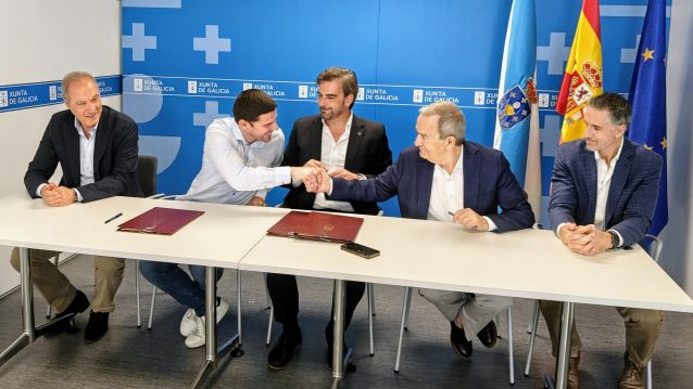 Luis Arosa, alcalde da Illa de Arousa, saúda a Raúl López, xerente de Monbus Luis Arosa, alcalde da Illa de Arousa, saúda a Raúl López, xerente de Monbus