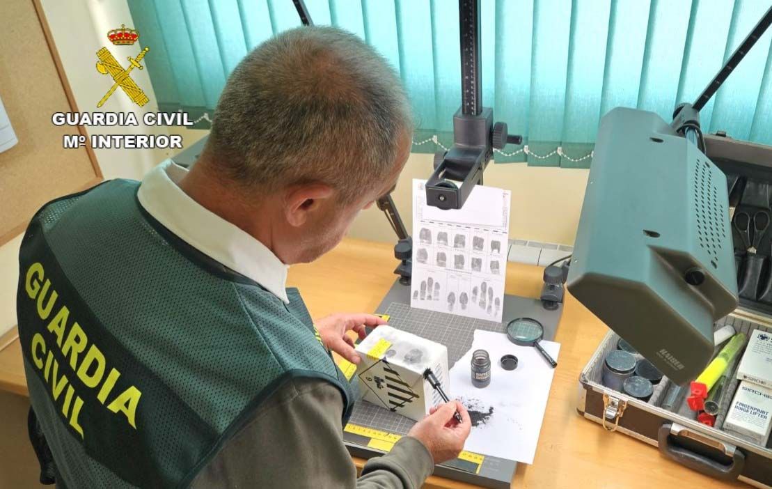 Trabajos de la Guardia Civil con huellas dactilares