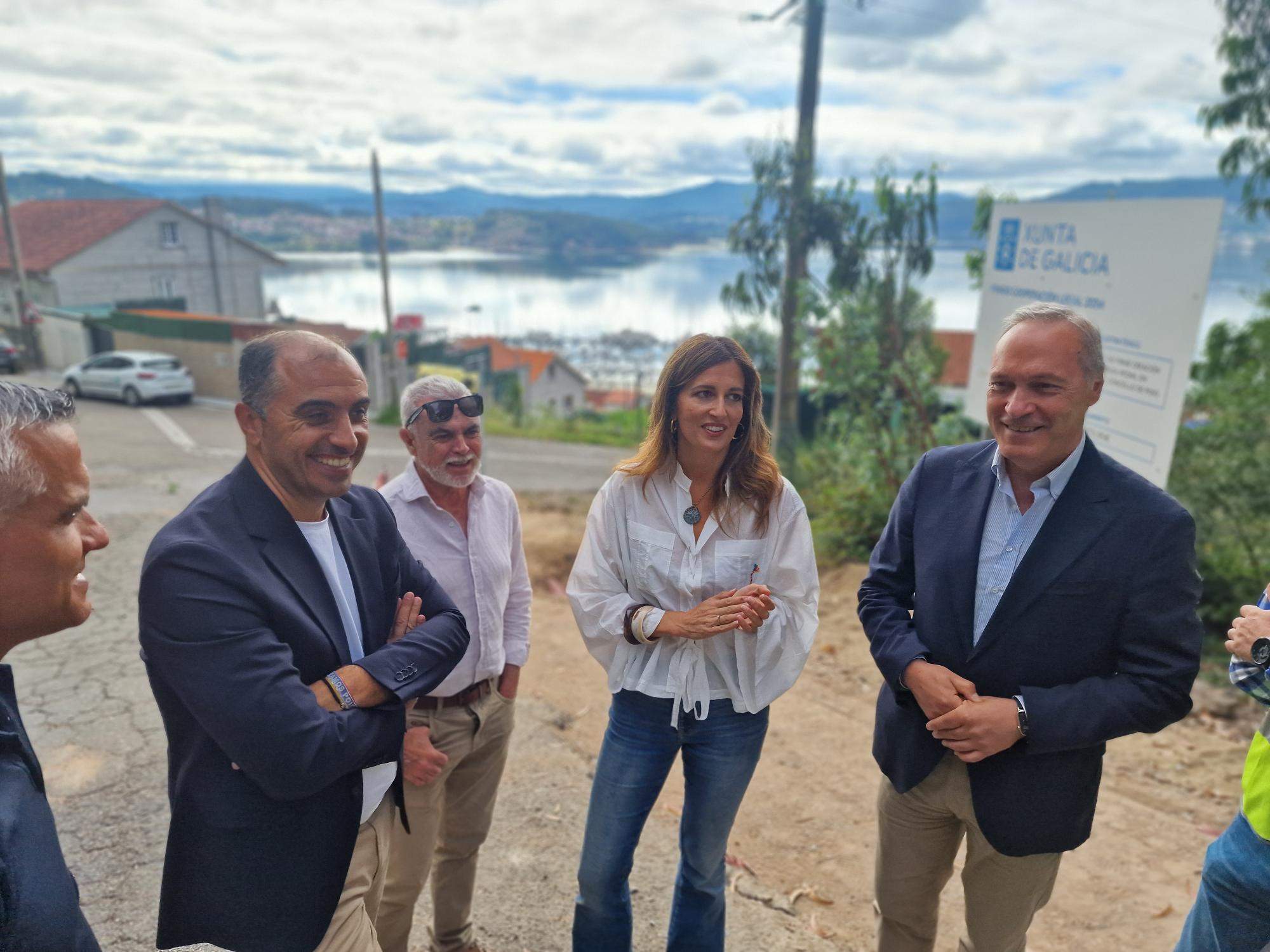 Ángel Moldes, Natalia Prieto y Agustín Reguera con Combarro de fondo