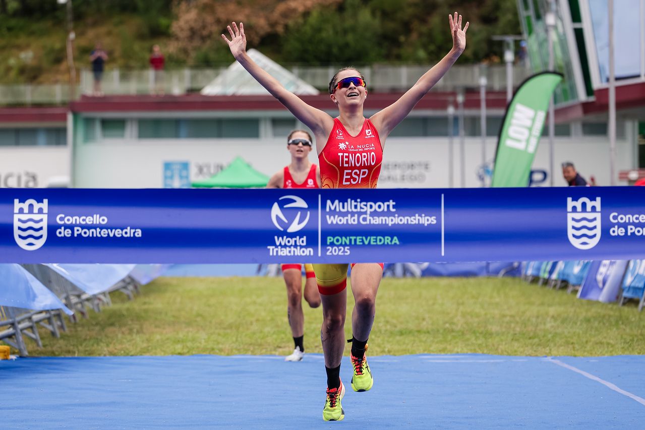 Julia Tenorio entrando en meta seguida pola súa irmá María