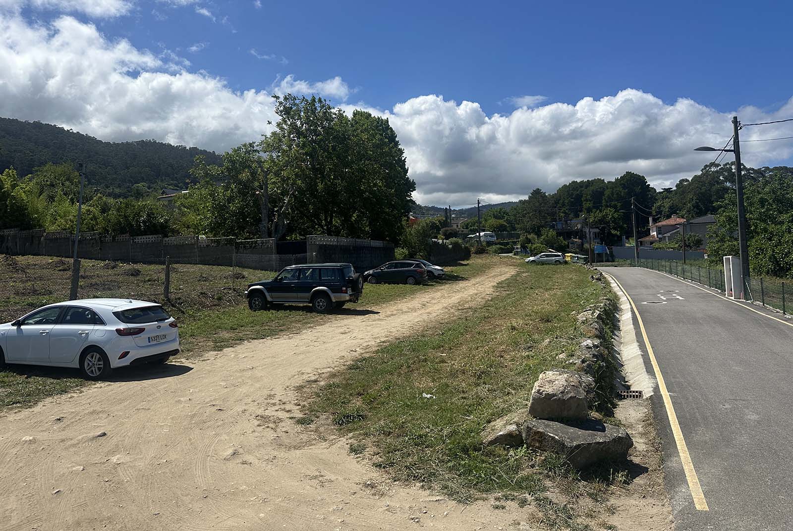 Parcela para estacionamento preto da praia da Coviña