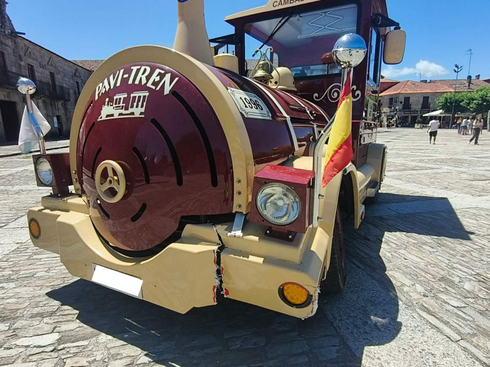 El tren turístico de Cambados con daños en el frontal tras el accidente