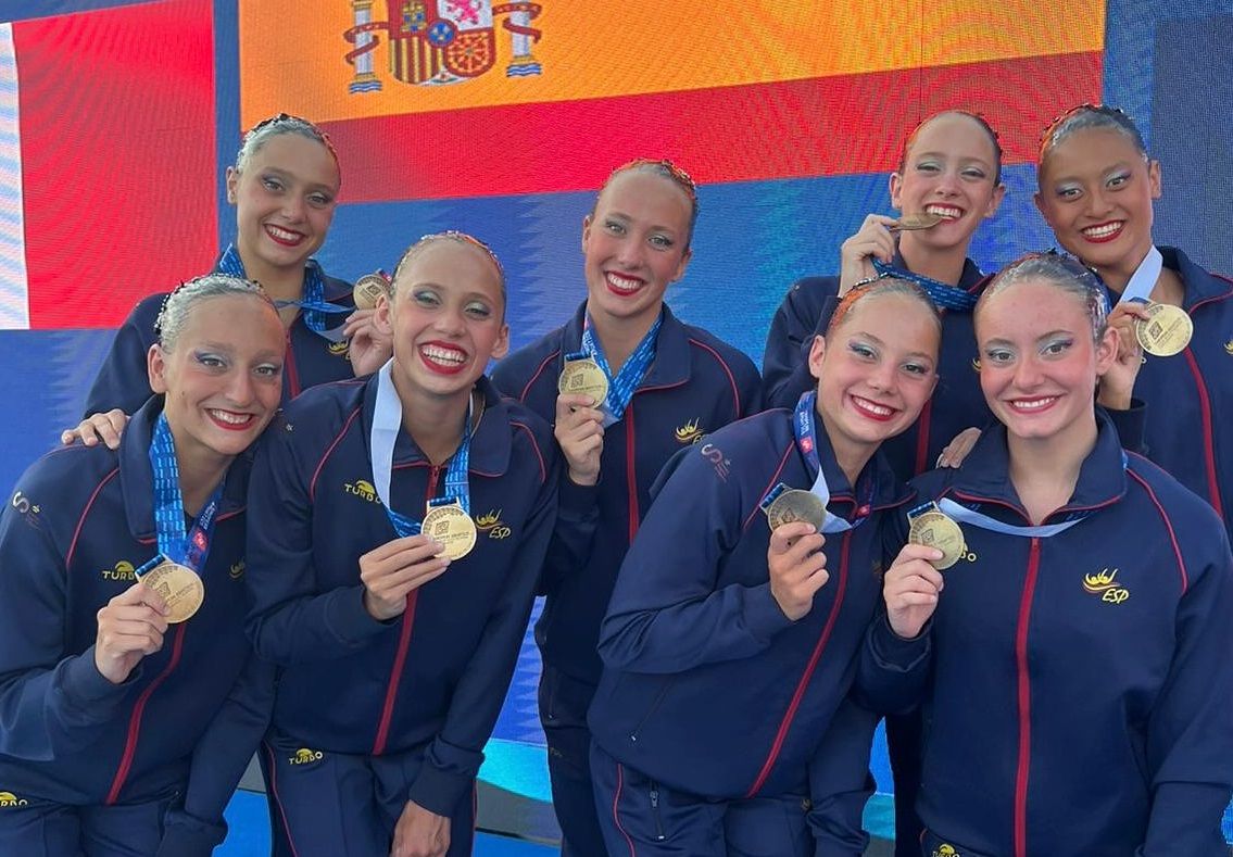 As integrantes do equipo técnico de natación artística co ouro do Europeo júnior