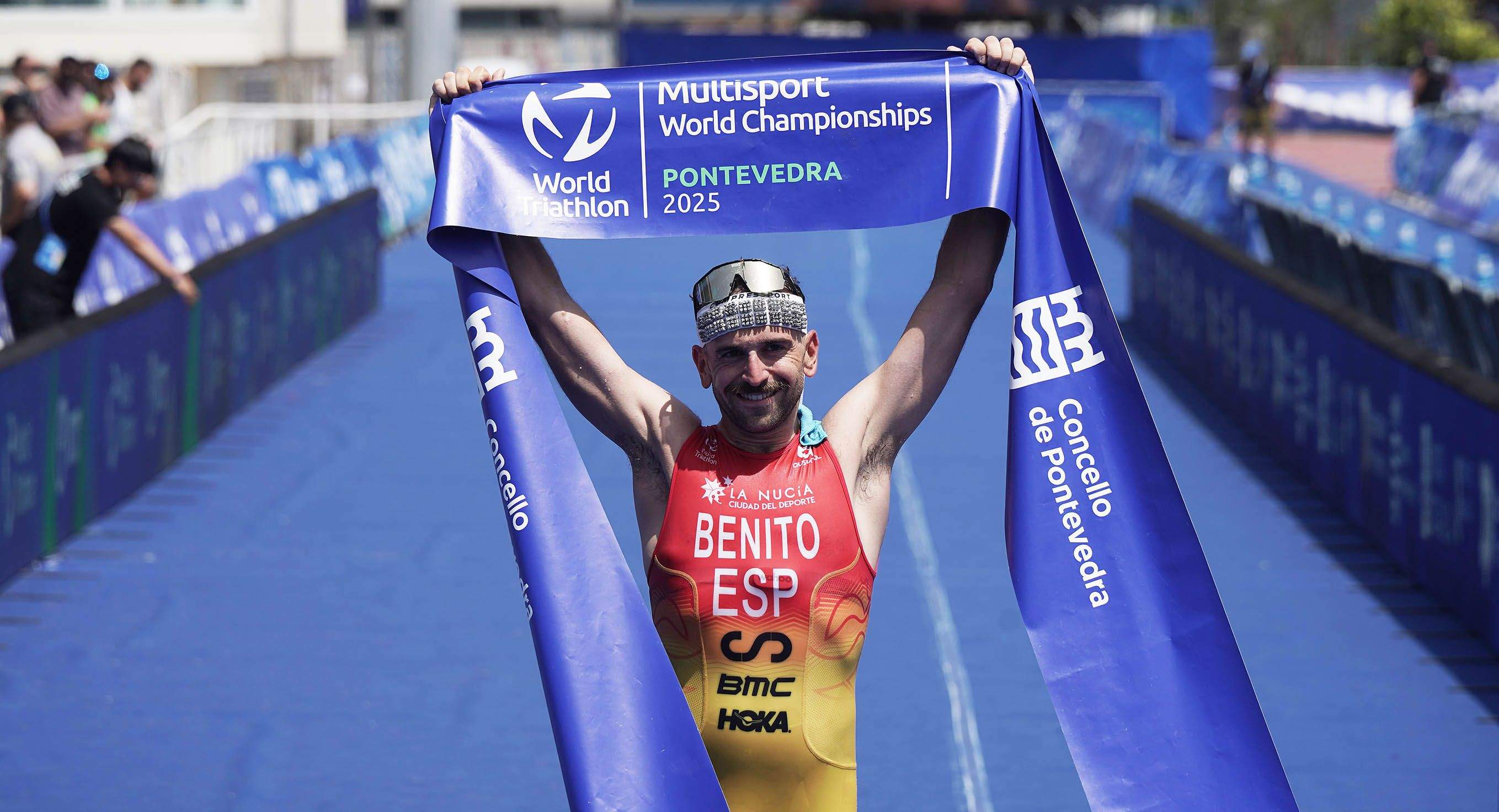 Antonio Benito entrando na meta do Mundial de tríatlon de longa distancia