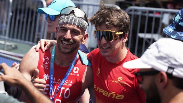 Antonio Benito e Pablo Dapena na meta do Mundial de tríatlon de longa distancia