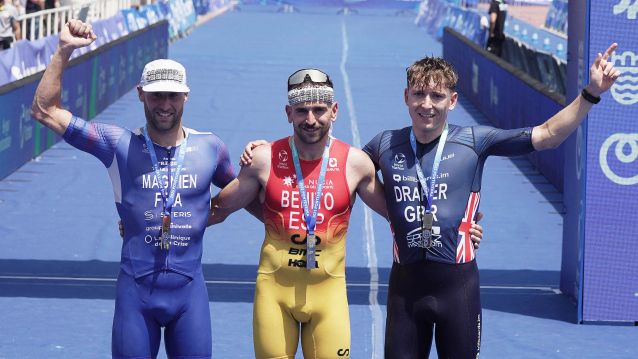 Dylan Magnien, Antonio Benito e William Draper na meta do Mundial de tríatlon de longa distancia Dylan Magnien, Antonio Benito e William Draper na meta do Mundial de tríatlon de longa distancia