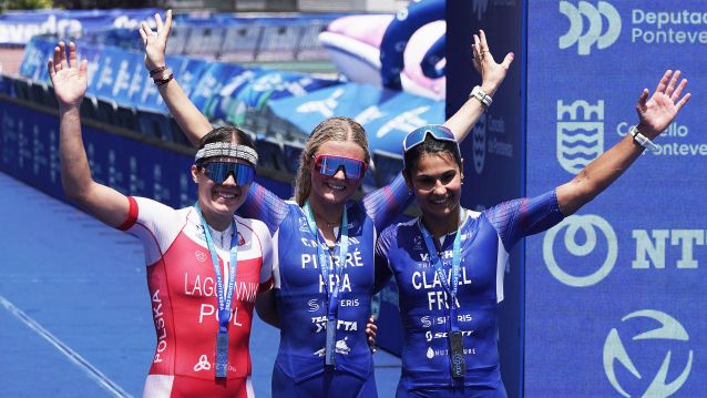 Marta Lagownik, Marjolaine Pierre e Charlène Caravel na meta do Mundial de tríatlon de longa distancia Marta Lagownik, Marjolaine Pierre e Charlène Caravel na meta do Mundial de tríatlon de longa distancia