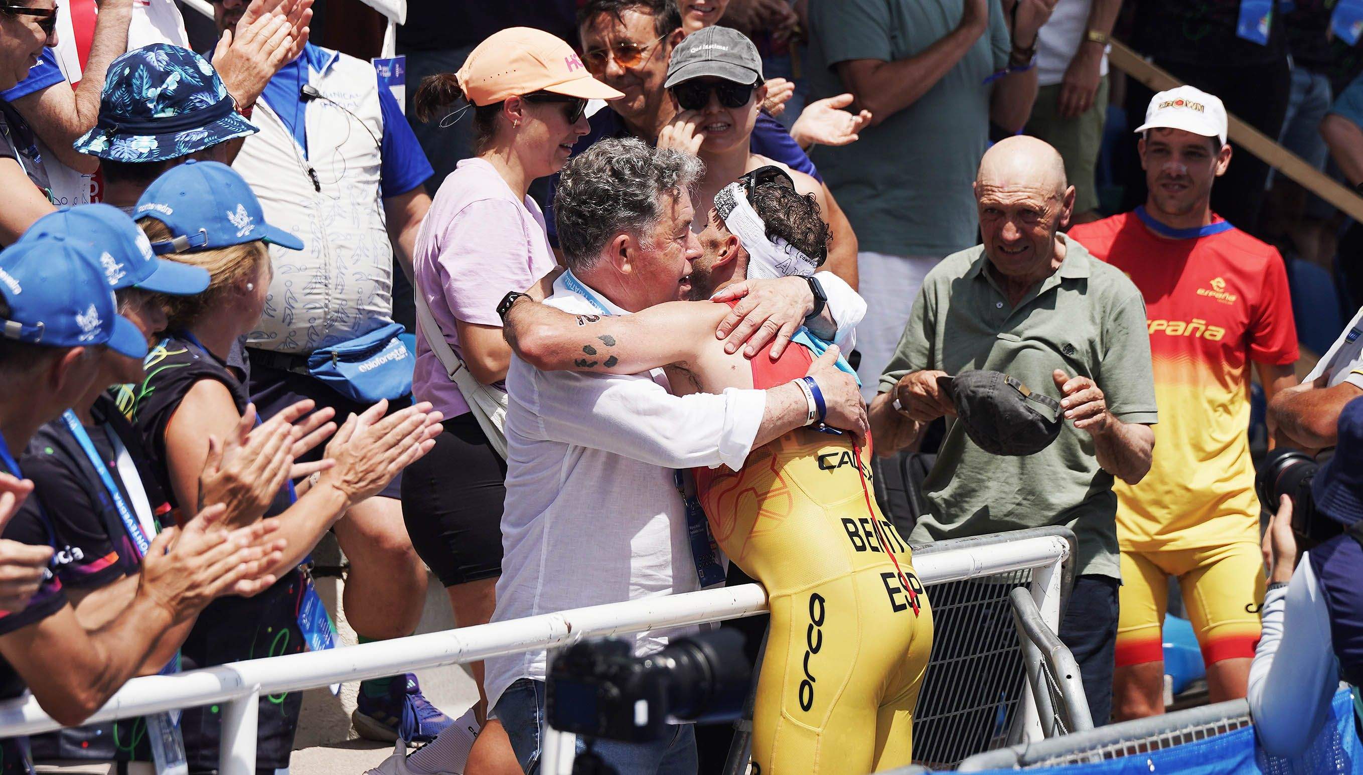 Miguel Anxo Fernández Lores abraza a Antonio Benito na chegada á meta