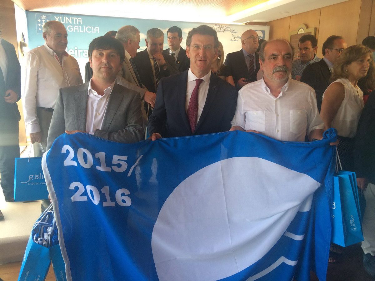 El presidente de la Xunta entrega a los representantes del Concello de Sanxenxo las banderas azules de las playas del municipio