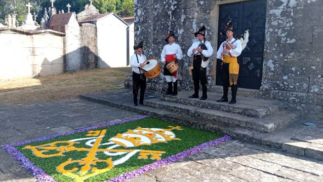 Alfombra floral no adro da igrexa e os Gaiteiros das Rías Baixas Alfombra floral no adro da igrexa e os Gaiteiros das Rías Baixas