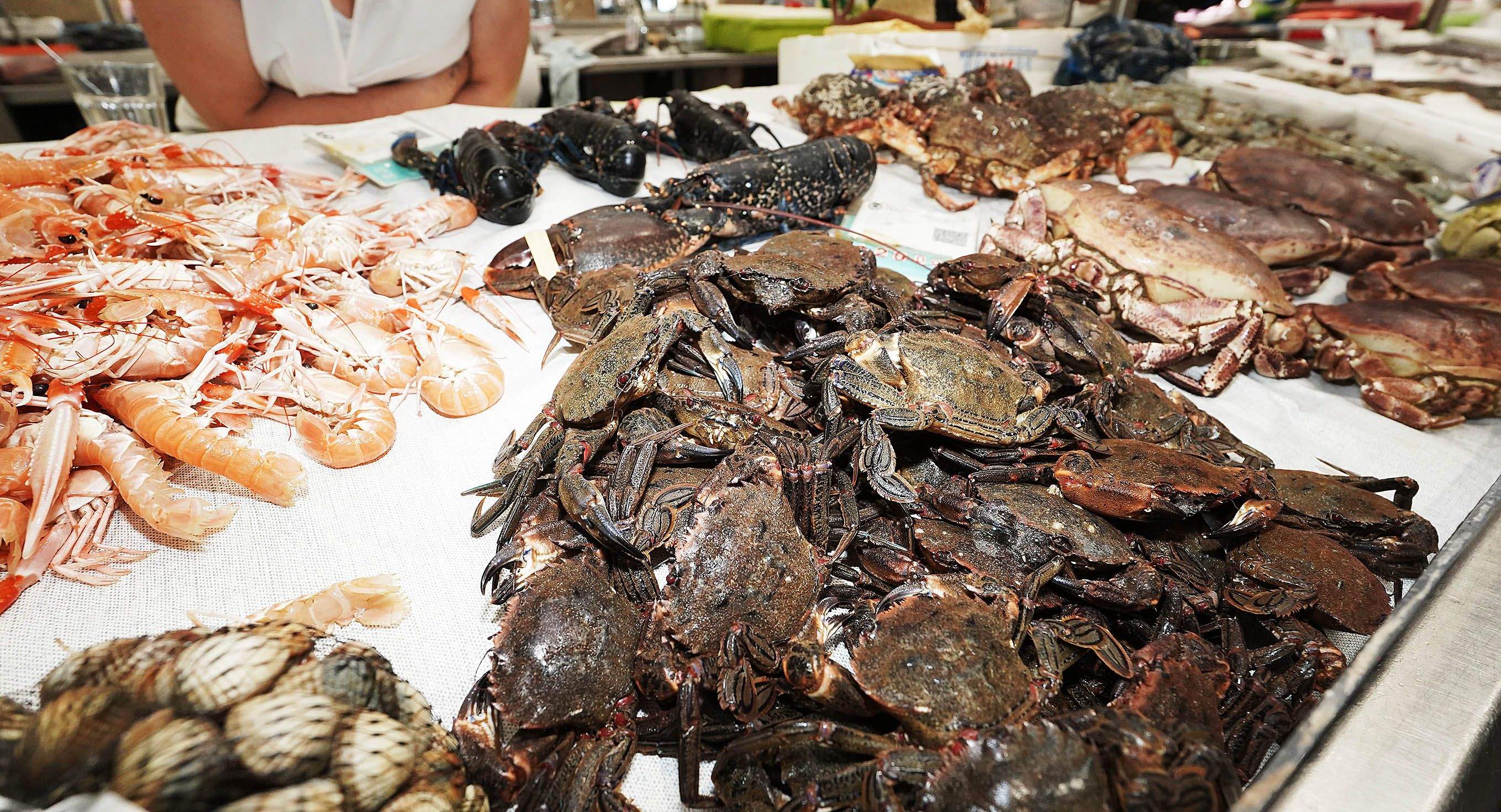 Nécora escocesa á venda no Mercado de Abastos de Pontevedra Nécora escocesa á venda no Mercado de Abastos de Pontevedra