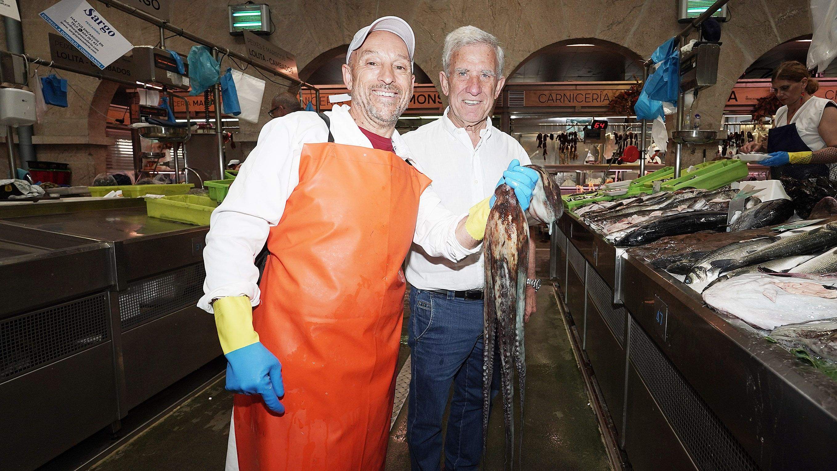 Santi Pesqueira xunto a un cliente interesado polo polbo que acaba de chegar ao seu posto, Pescados Cachadas Santi Pesqueira xunto a un cliente interesado polo polbo que acaba de chegar ao seu posto, Pescados Cachadas