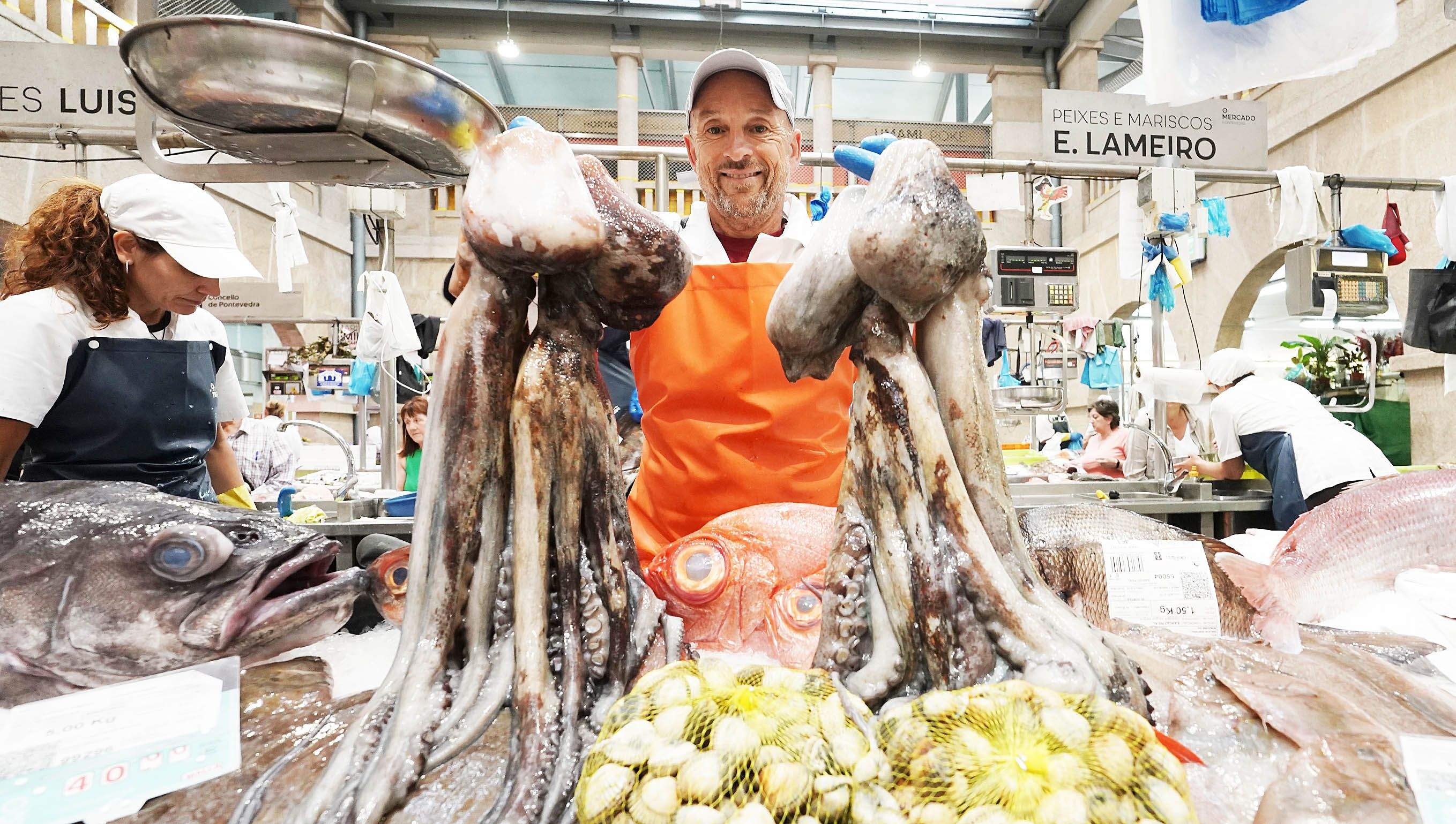Santi Pesqueira muestra los primeros ejemplares de pulpo llegados a su puesto del Mercado de Abastos de Pontevedra