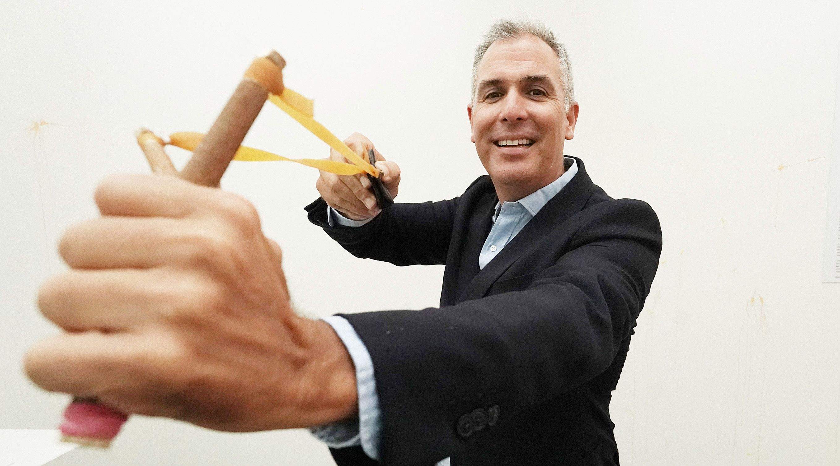 Rafa Domínguez, vicepresidente da Deputación de Pontevedra interactuando cunha das obras da Bienal
