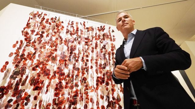 Rafa Domínguez diante da obra "Flores para Rwanda", de Paloma Navares Rafa Domínguez diante da obra "Flores para Rwanda", de Paloma Navares