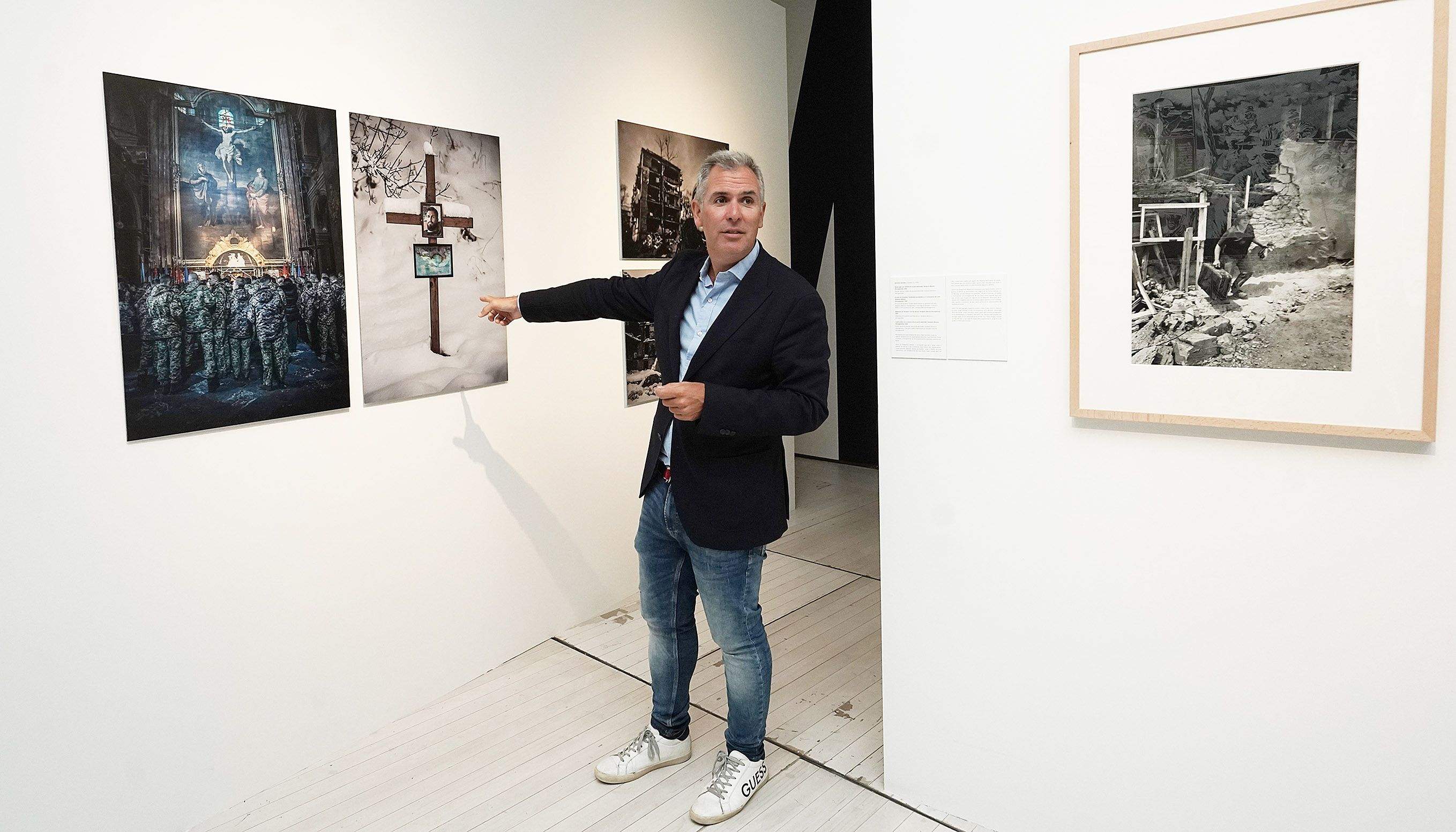Rafa Domínguez enseña algunas de las obras de la Bienal Rafa Domínguez enseña algunas de las obras de la Bienal