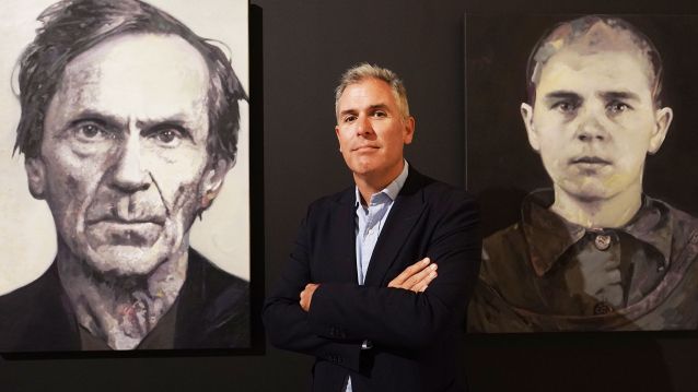 Rafa Domínguez posa ante dos de los cuadros de la Bienal de Arte Rafa Domínguez posa ante dos de los cuadros de la Bienal de Arte