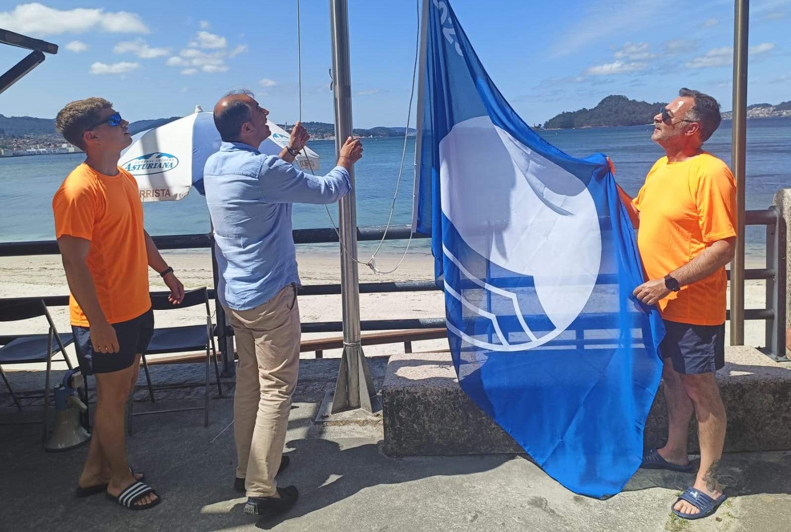 Izado de las banderas azules en las playas de Poio
