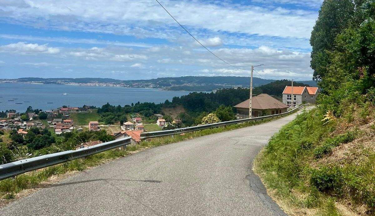 Estrada do Pazo, na parroquia de Ardán