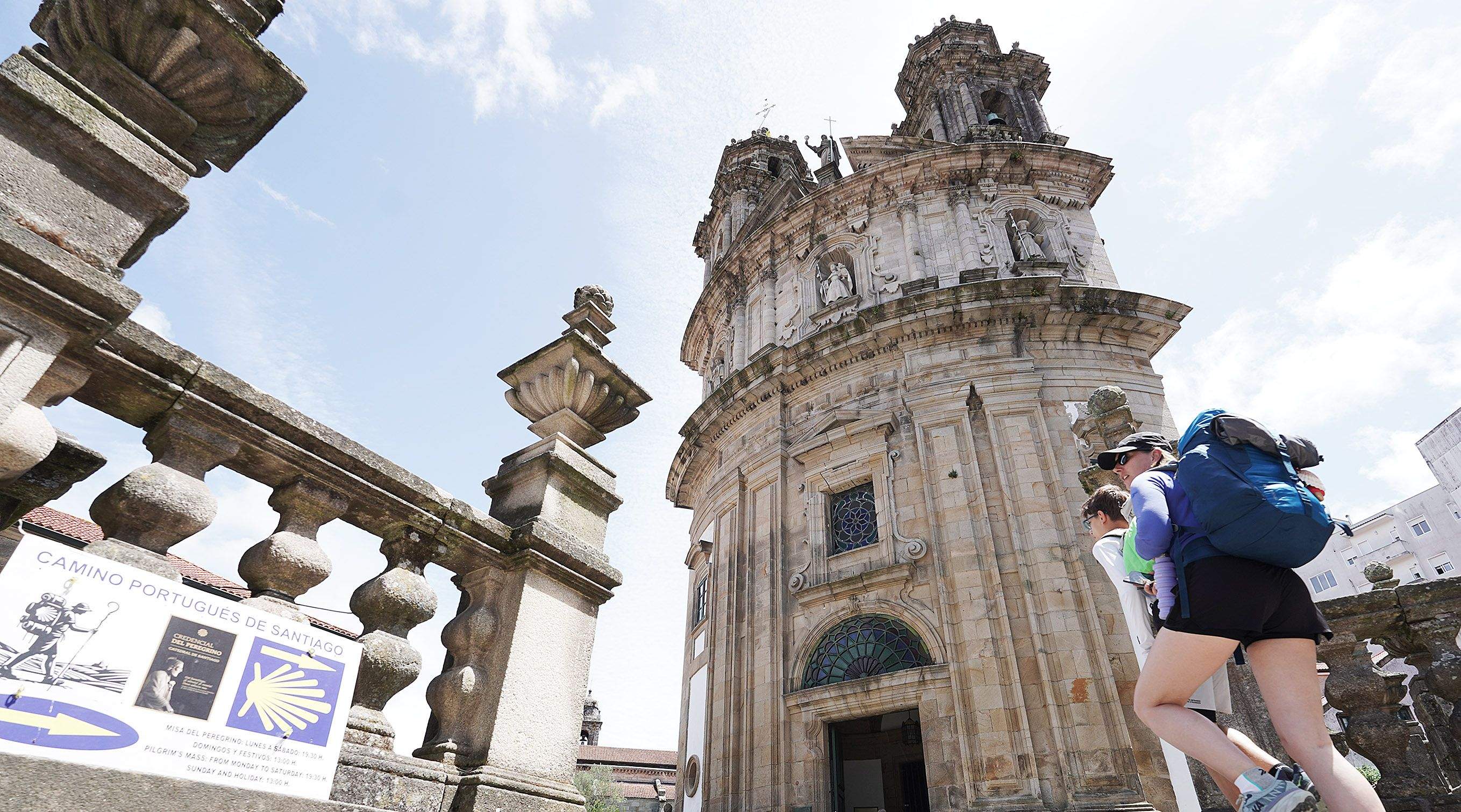 Peregrinos accedendo ao Santuario da Virxe Peregrina