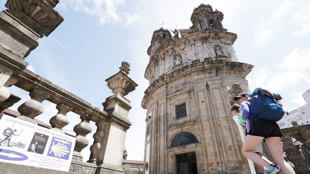 Peregrinos accediendo al Santuario de la Virgen Peregrina