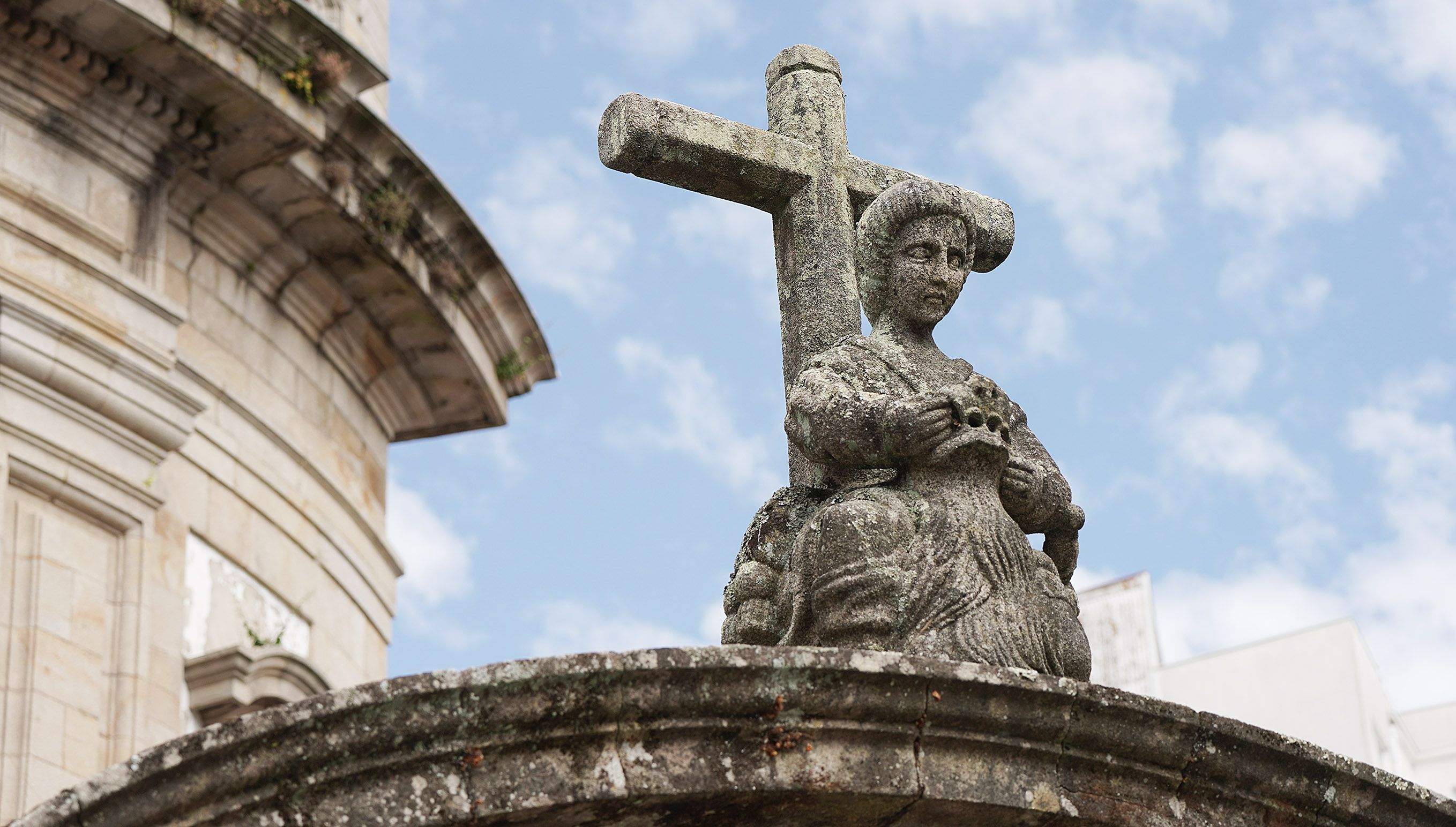 Teucro diante dunha presidindo a fonte do atrio da Igrexa da Peregrina