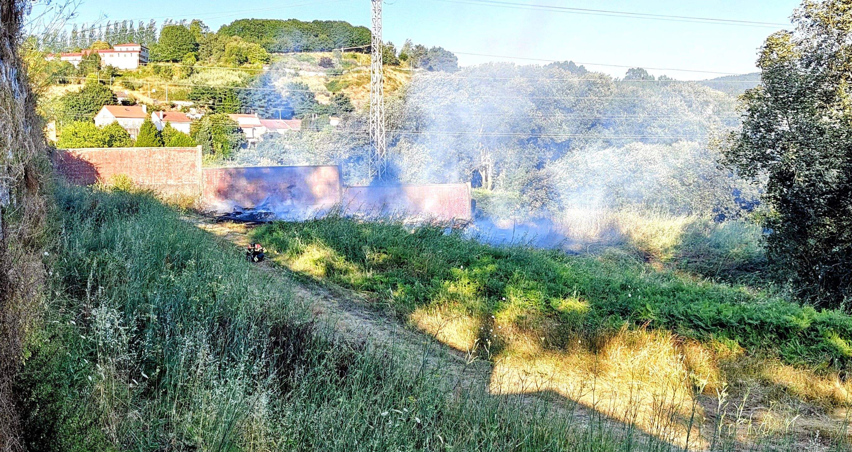 Bombero en la zona donde se registraba el incendio