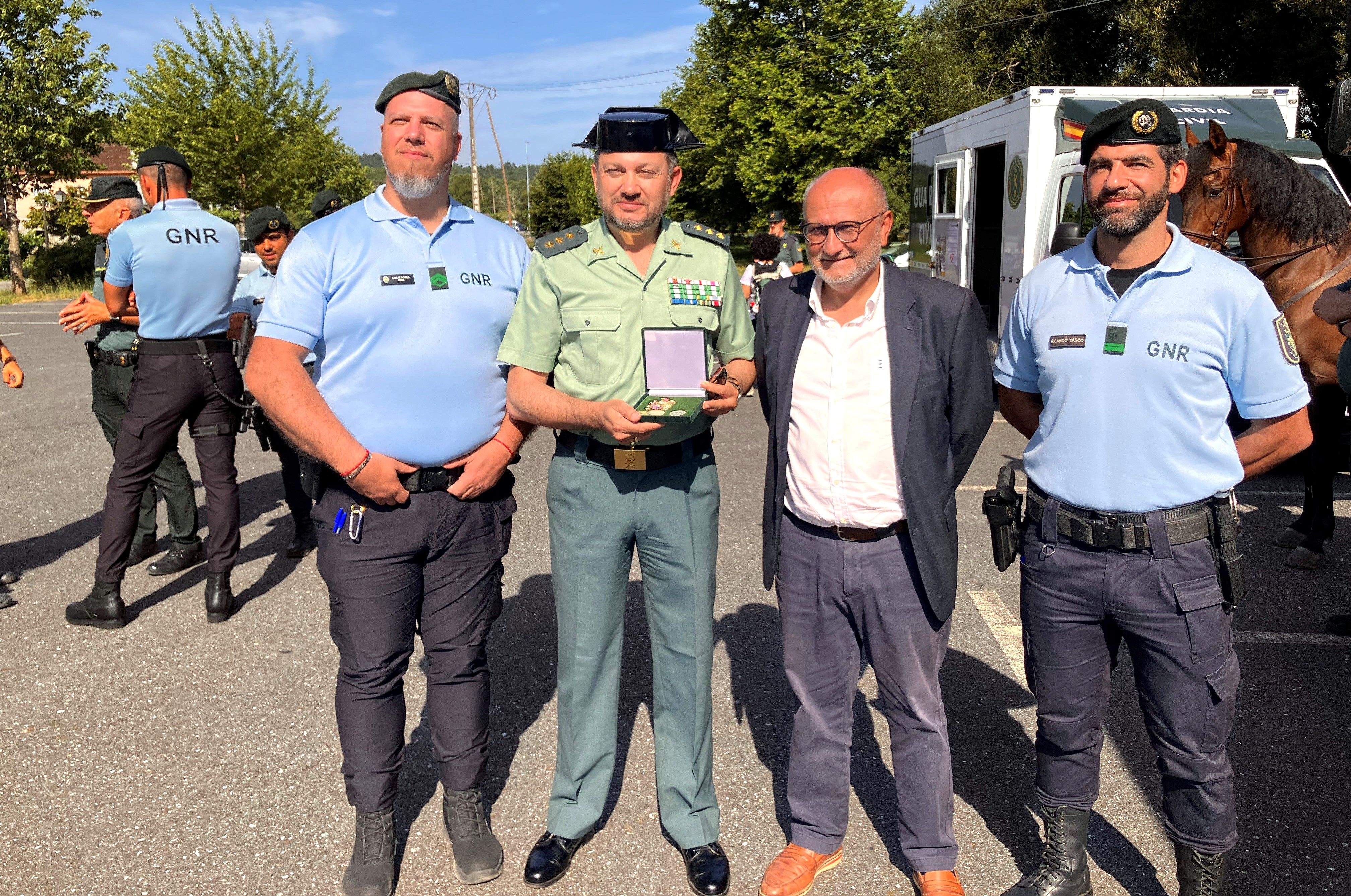 Abel Losada con representantes de la GNR portuguesa