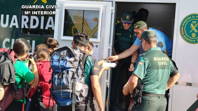 Un axente da Garda Civil atende a peregrinos na oficina móbil Un axente da Garda Civil atende a peregrinos na oficina móbil
