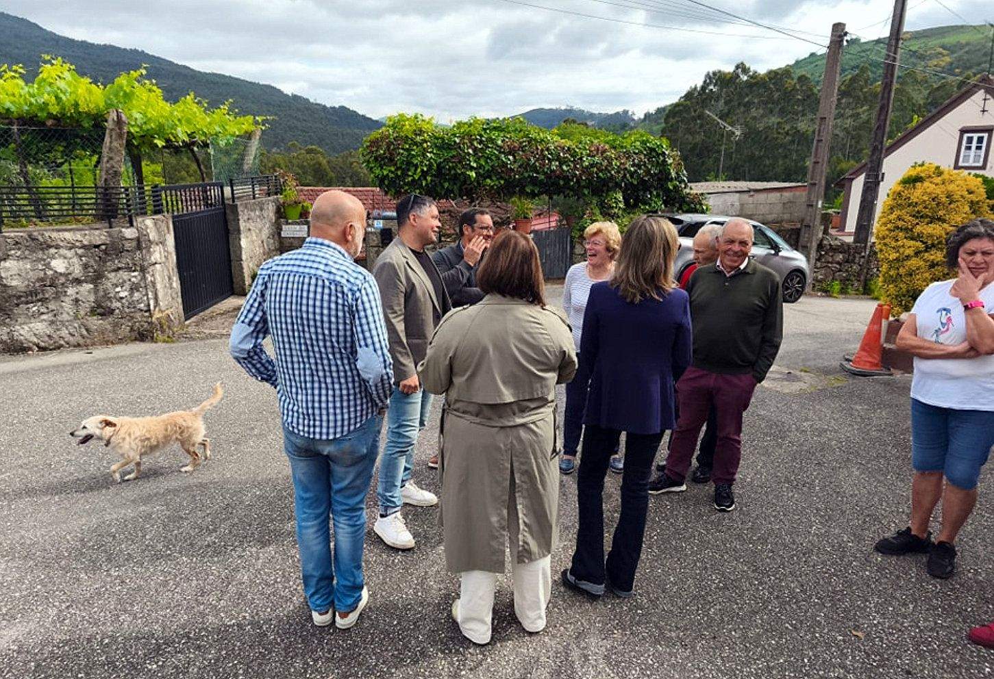 Visita del alcalde Manu Lourenzo y la diputada Nava Castro al barrio de Val Sobral