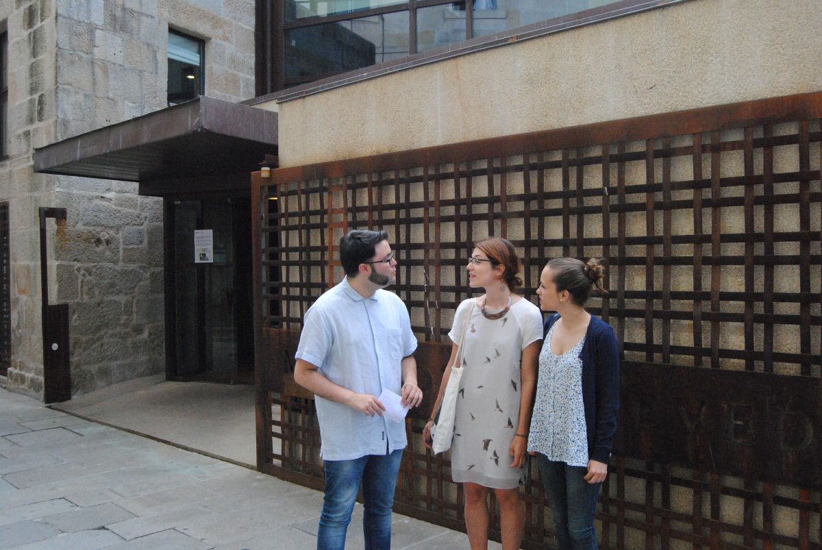 Representantes de Amigos do Museo de Pontevedra delante del edificio Fernández López
