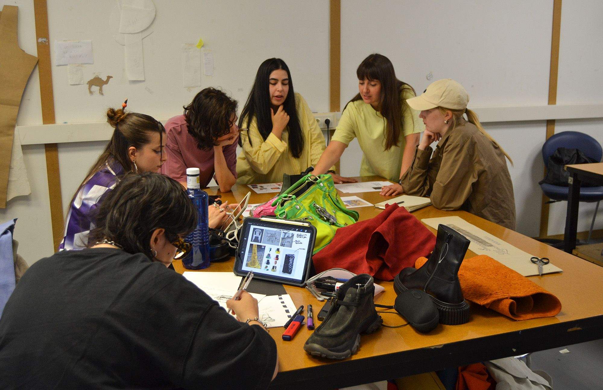 Profesionais de Camper imparten un obradoiro ao alumnado da Facultade de Deseño