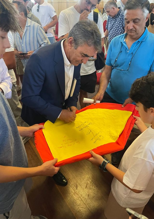 El ganadero Victorino Martín con aficionados locales El ganadero Victorino Martín con aficionados locales