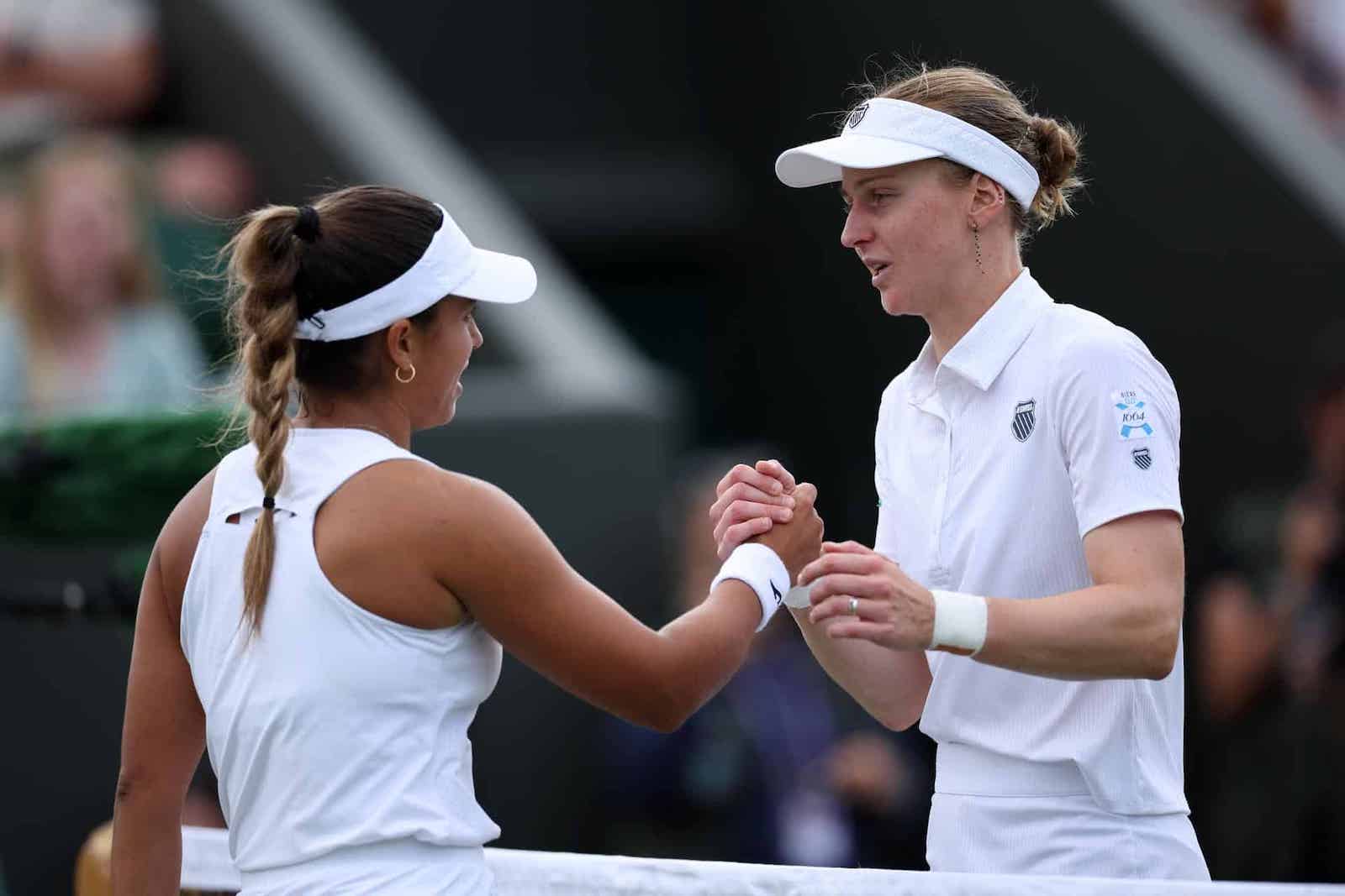 La rusa Liudmila Samsonova saluda a Jéssica Bouzas tras derrotarla en Wimbledon