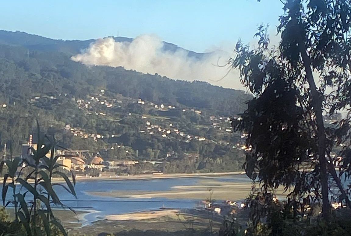 Incendio en Lourizán visto dende A Caeira