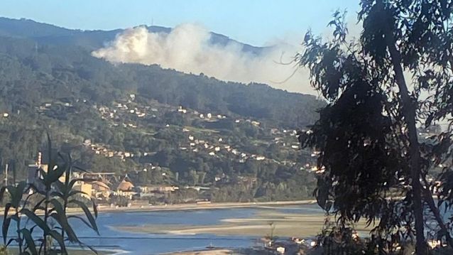 Incendio en Lourizán visto dende A Caeira