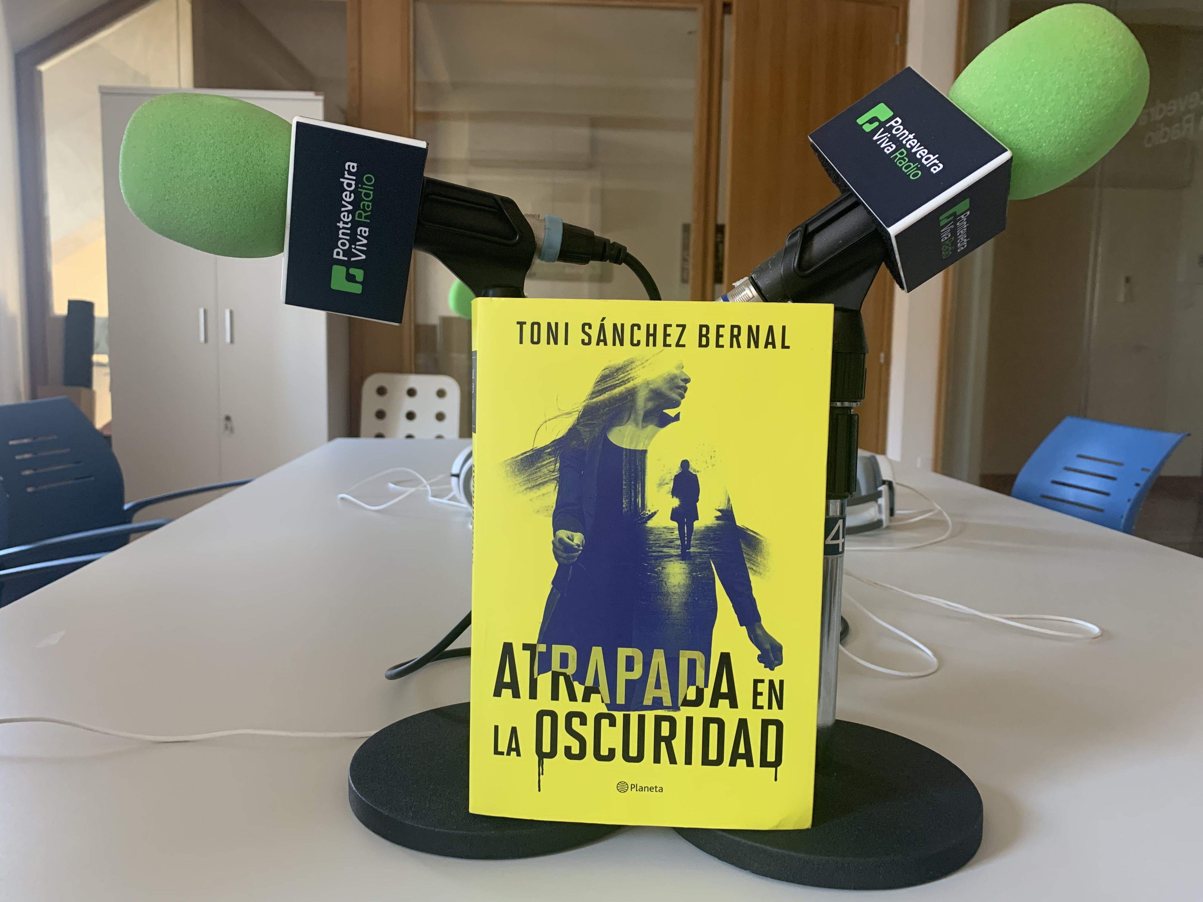 Portada da novela 'Atrapada en la oscuridad' de Toni Sánchez Bernal