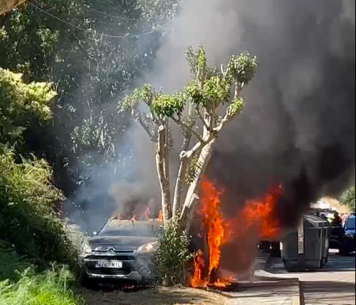 incendio de dos vehículos en el entorno de la playa de Mogor