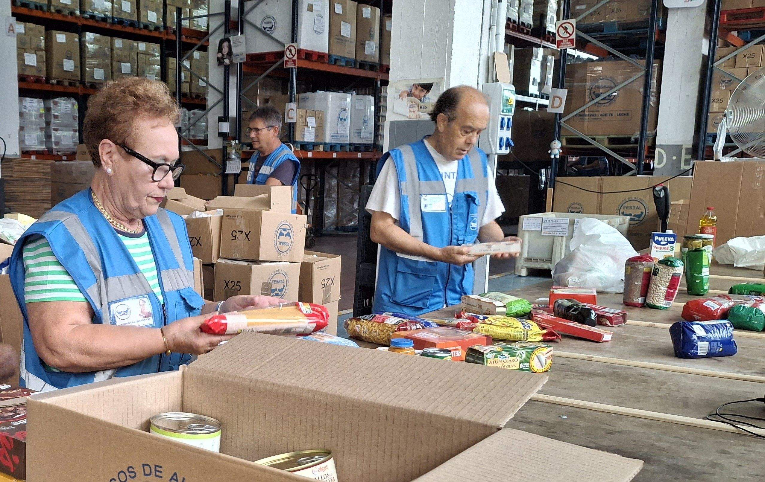 Personas voluntarias clasificando alimentos