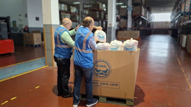 Personas voluntarias clasificando alimentos