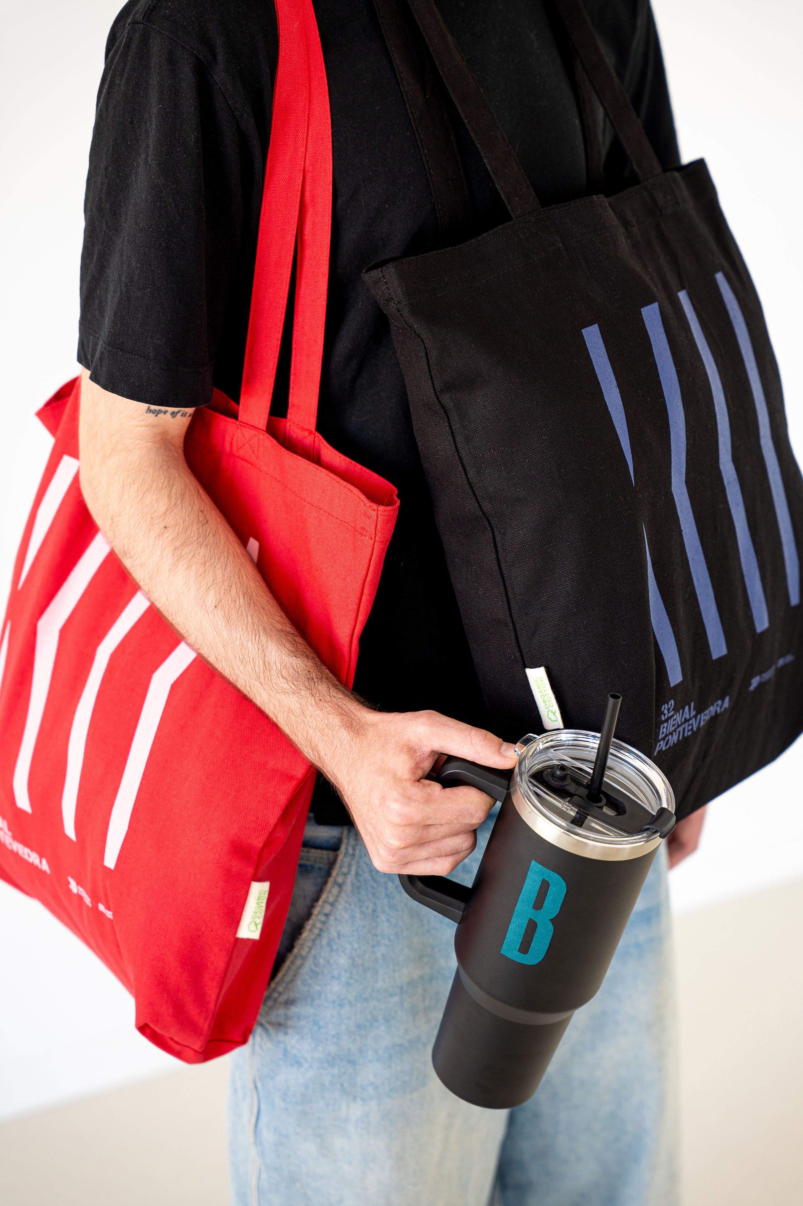 Colección de merchandising oficial de la Bienal de Pontevedra