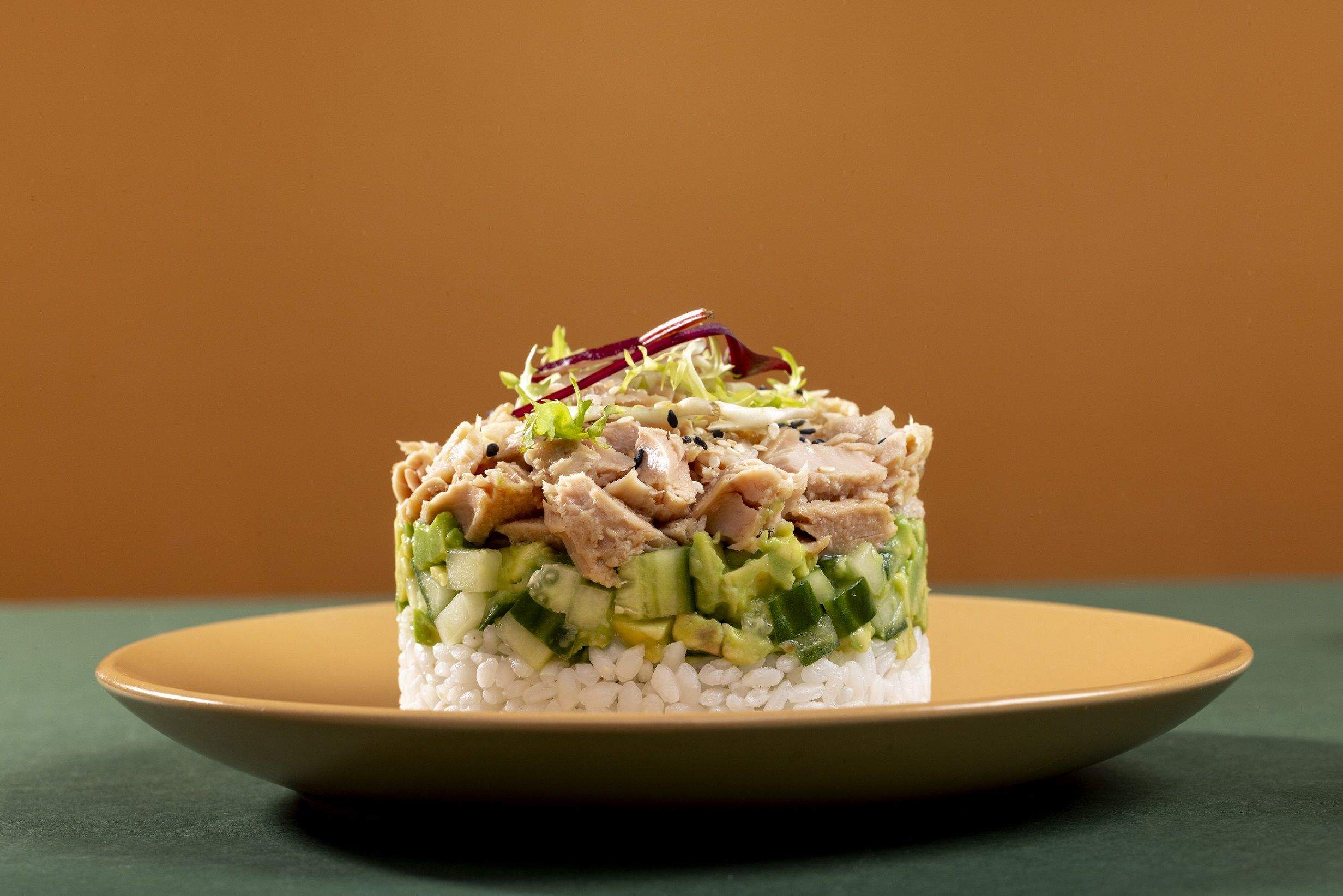 Ensaladilla de arroz, aguacate, pepino y ventresca