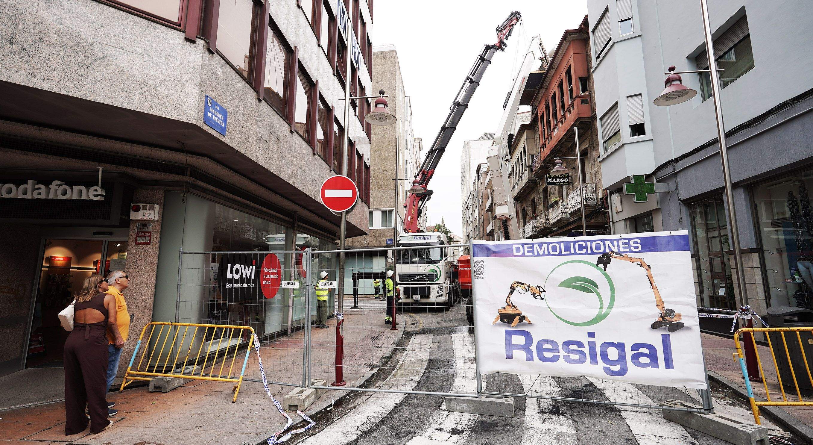 Trabajos de demolición controlada en el edificio incendiado en Riestra Trabajos de demolición controlada en el edificio incendiado en Riestra