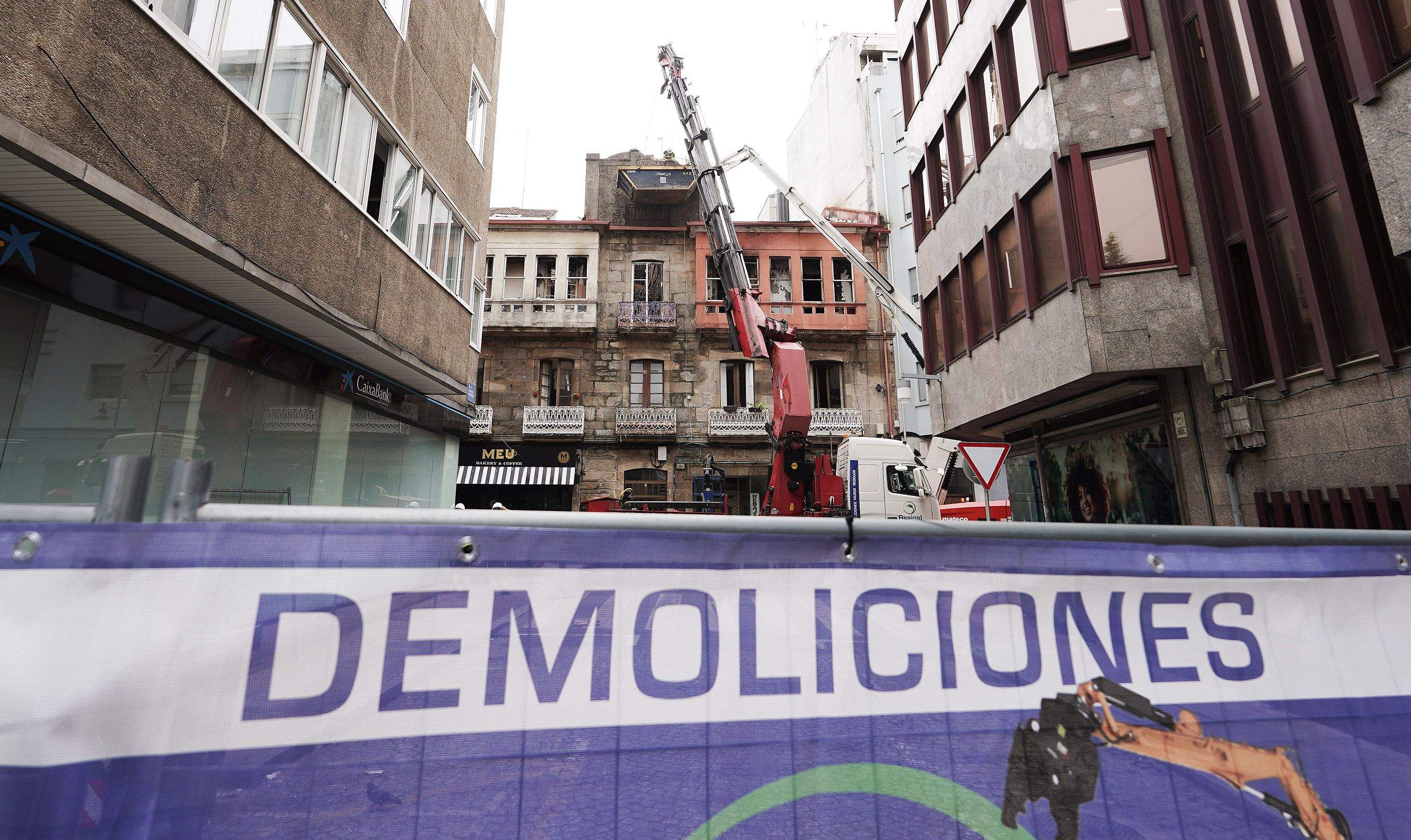 Trabajos de demolición controlada en el edificio incendiado en Riestra Trabajos de demolición controlada en el edificio incendiado en Riestra