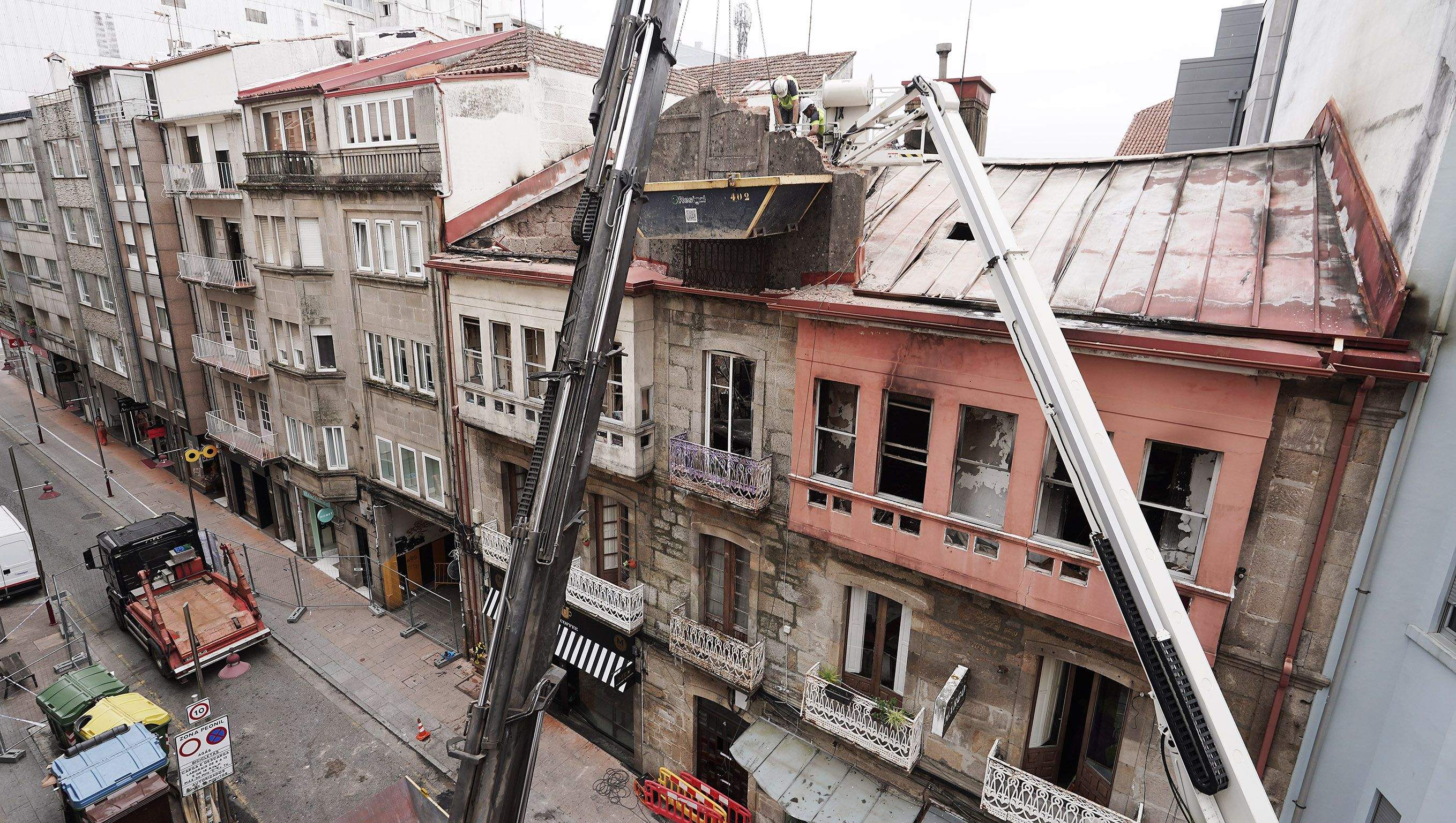 Trabajos de demolición controlada en el edificio incendiado en Riestra Trabajos de demolición controlada en el edificio incendiado en Riestra